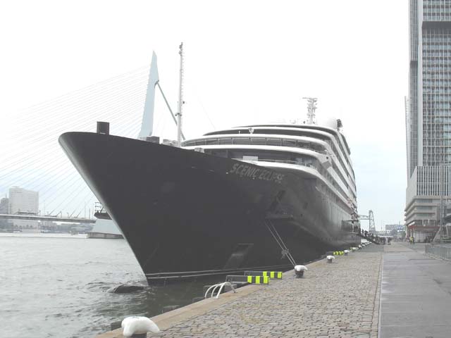 Cruiseschip ms Scenic Eclipse van Scenic Cruises aan de Cruise Terminal Rotterdam